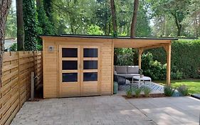Boshuis met grote tuin I Vakantiepark met Zwembad